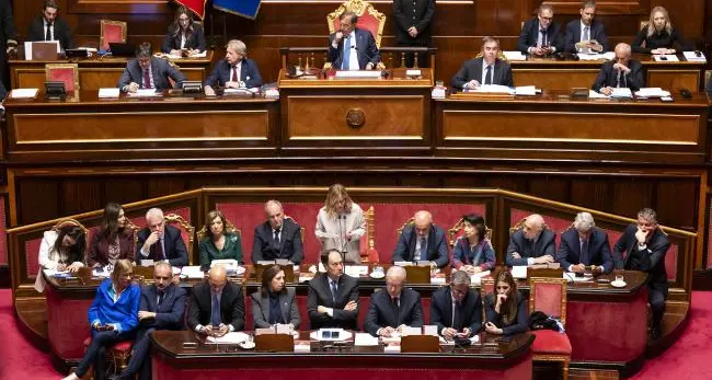 Manovra da 22 miliardi, il testo finale approvato dal Senato: confermato l’aumento dell’età pensionabile\n