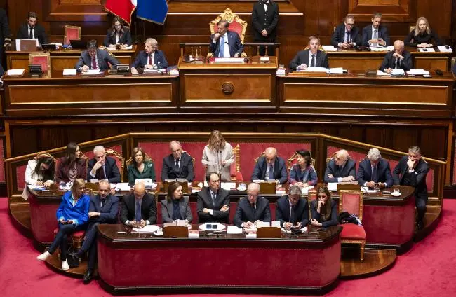 Manovra da 22 miliardi, il testo finale approvato dal Senato: confermato l’aumento dell’età pensionabile\n