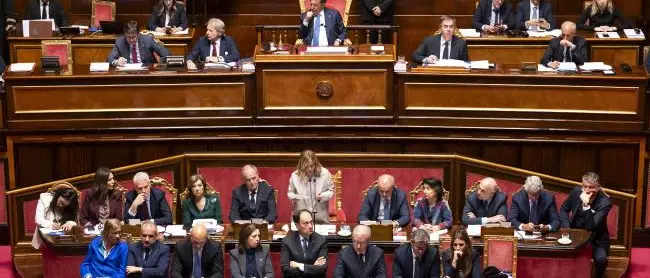 Manovra da 22 miliardi, il testo finale approvato dal Senato: confermato l’aumento dell’età pensionabile\n