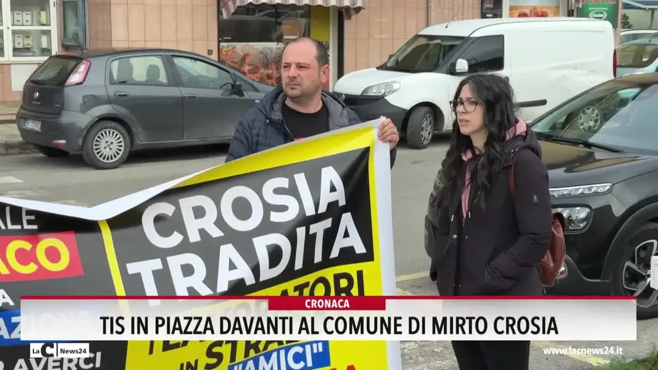 Tis in piazza davanti al Comune di Mirto Crosia