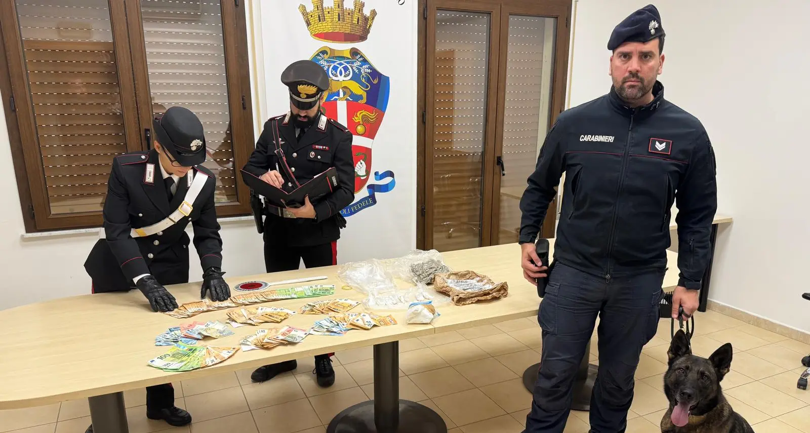 Uomo arrestato per droga a Gioia Tauro: sequestrati cocaina, marijuana e 10mila euro in contanti\n