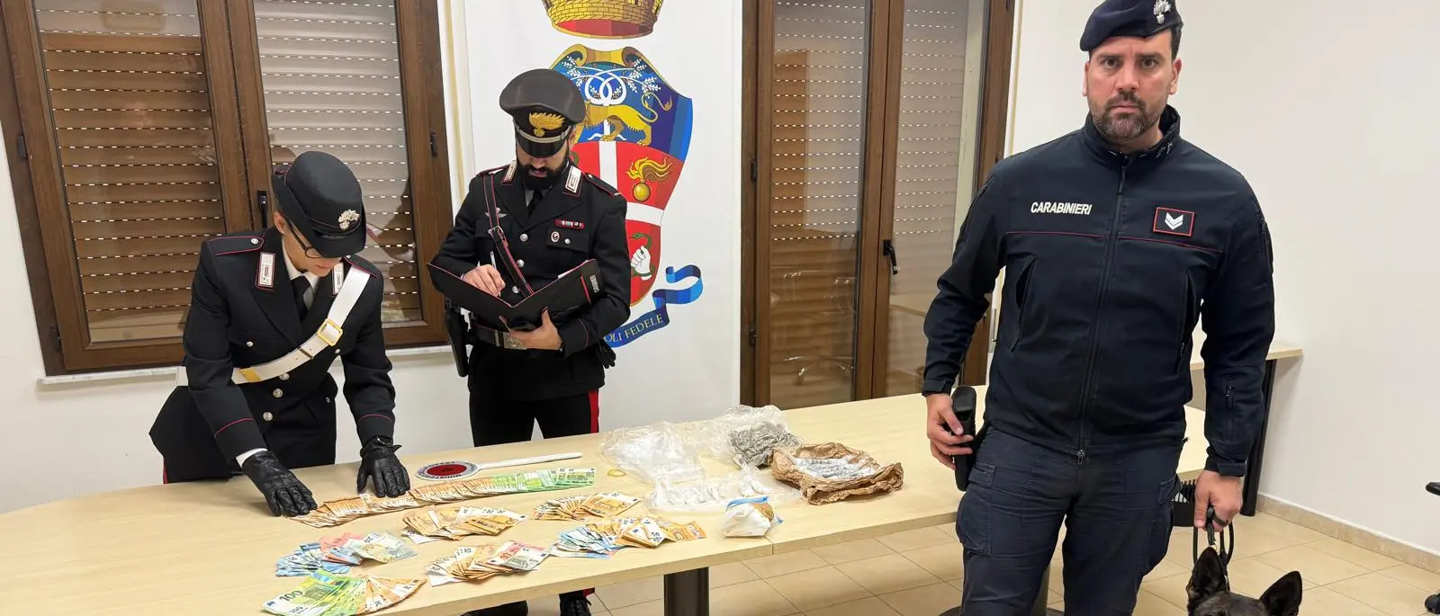 Uomo arrestato per droga a Gioia Tauro: sequestrati cocaina, marijuana e 10mila euro in contanti\n