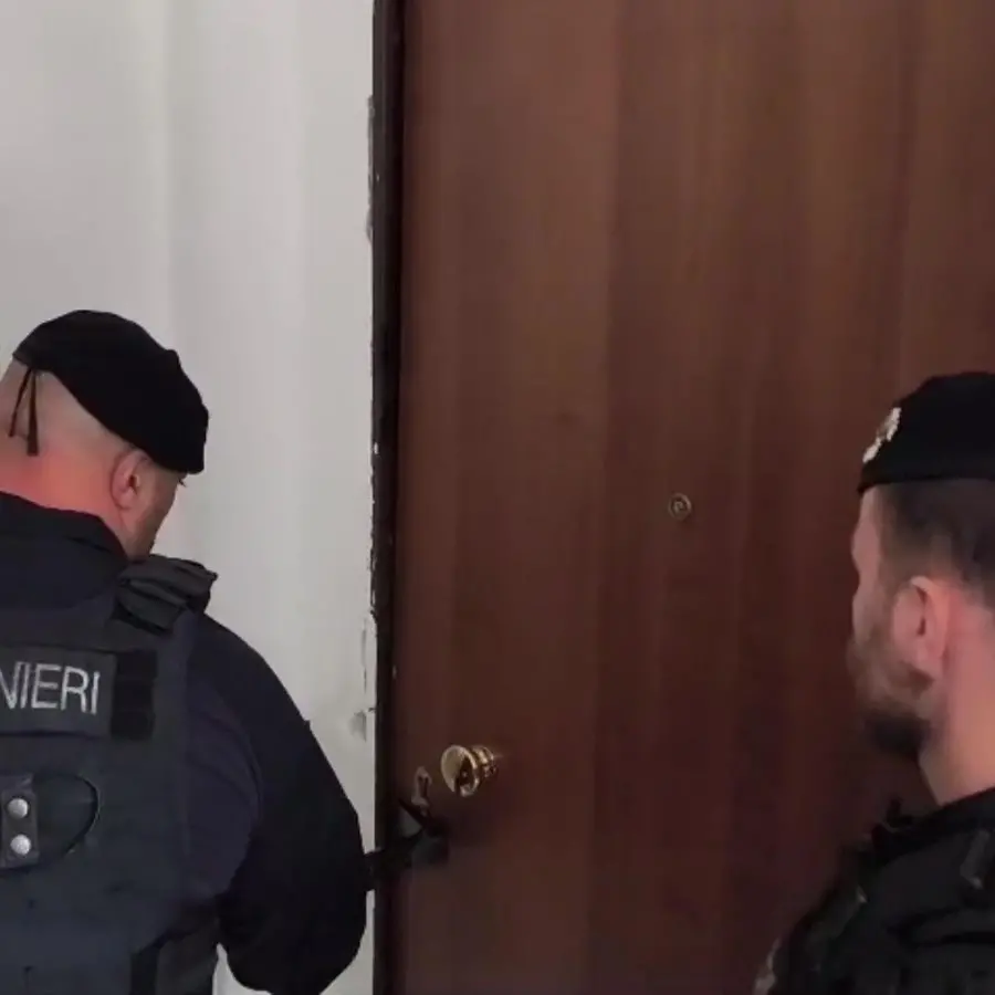 Reggio, pistola nascosta nella cassetta delle lettere: arrestato con droga e munizioni\n