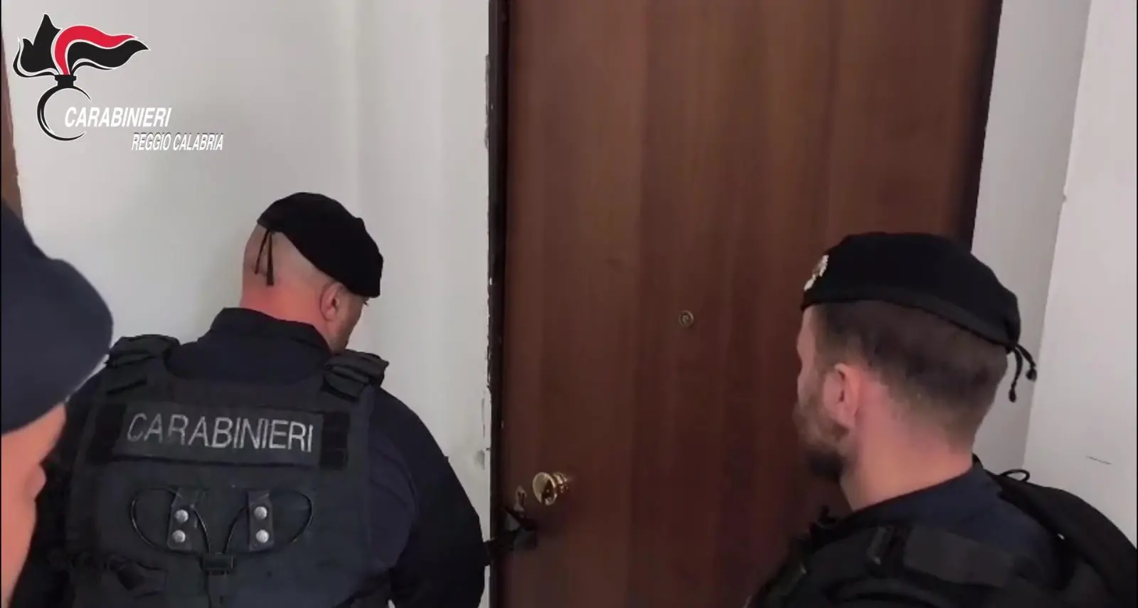 Reggio, pistola nascosta nella cassetta delle lettere: arrestato con droga e munizioni\n