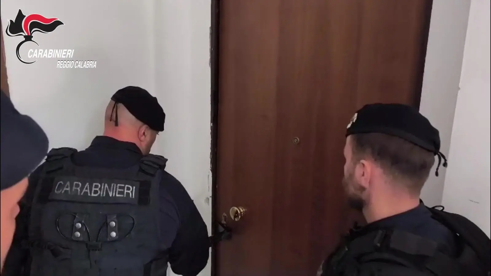 Reggio, pistola nascosta nella cassetta delle lettere: arrestato con droga e munizioni\n