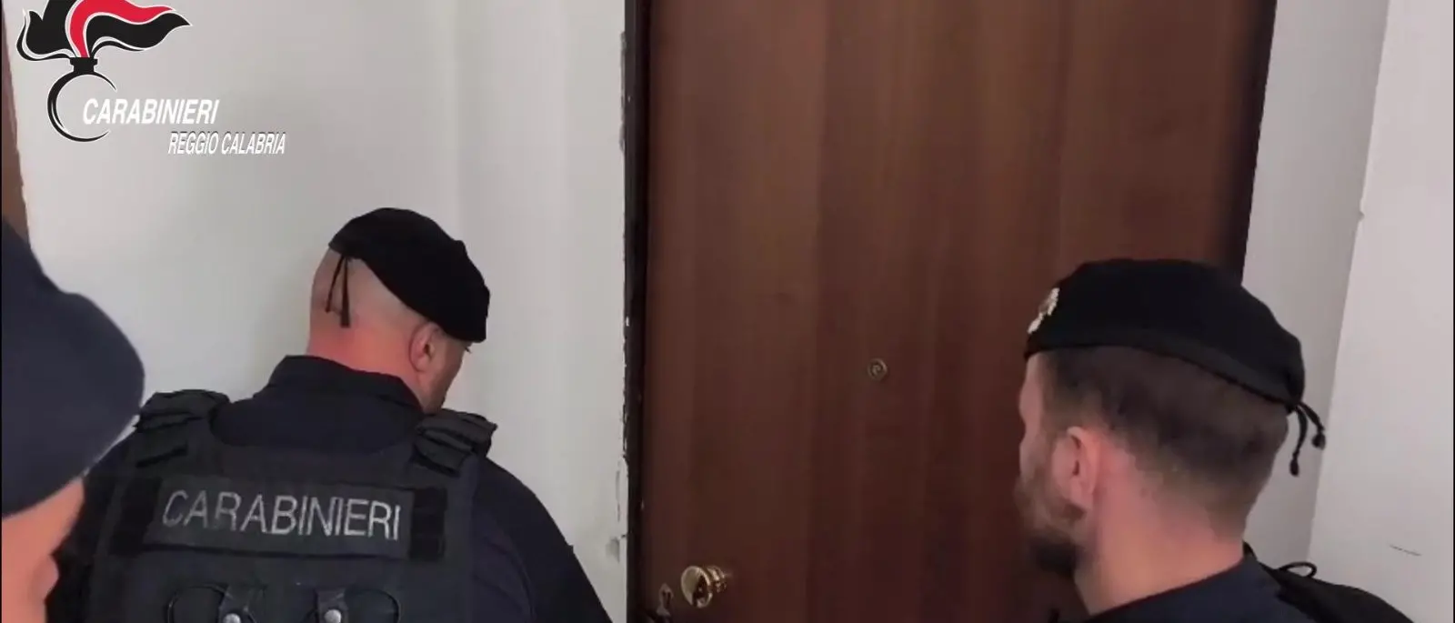 Reggio, pistola nascosta nella cassetta delle lettere: arrestato con droga e munizioni\n