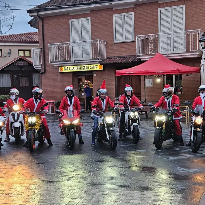 Vazzano, neanche la pioggia ferma i Babbo Natale in moto: successo per l’iniziativa del Motoclub