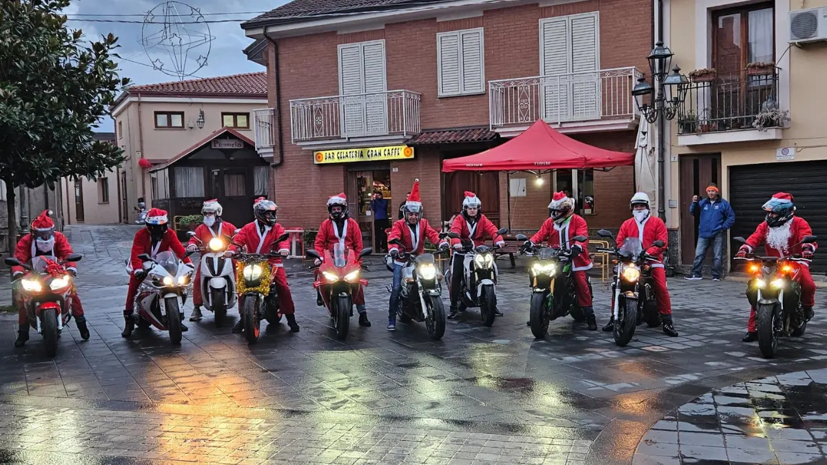 Vazzano, neanche la pioggia ferma i Babbo Natale in moto: successo per l’iniziativa del Motoclub