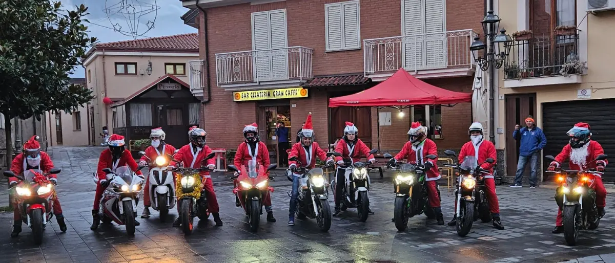 Vazzano, neanche la pioggia ferma i Babbo Natale in moto: successo per l’iniziativa del Motoclub