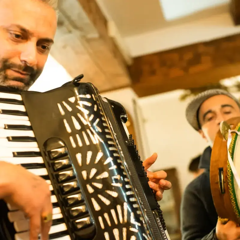 Il grido sulla soglia: la “strina” di Lago e quel Natale e Capodanno che sanno di verità e fango\n