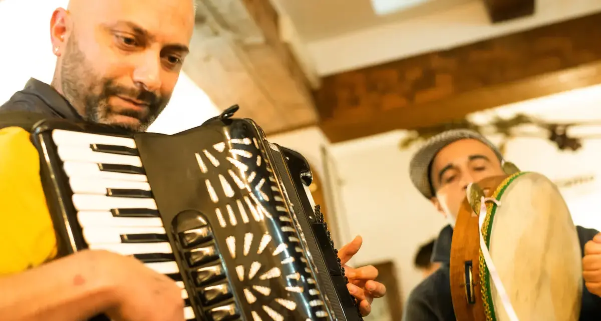 Il grido sulla soglia: la “strina” di Lago e quel Natale e Capodanno che sanno di verità e fango\n