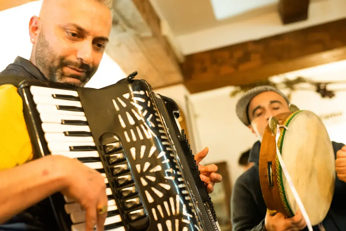 Il grido sulla soglia: la “strina” di Lago e quel Natale e Capodanno che sanno di verità e fango\n