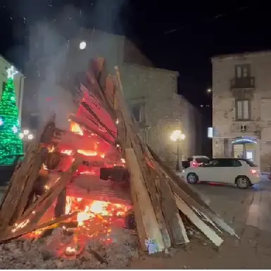 San Giovanni in Fiore, la tradizione della Focera illumina la notte di Natale\n