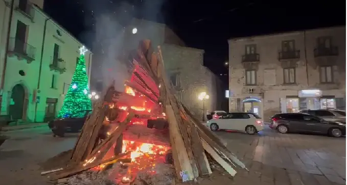 San Giovanni in Fiore, la tradizione della Focera illumina la notte di Natale\n