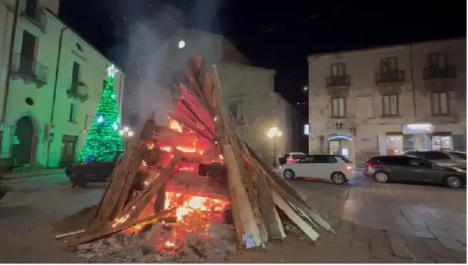 San Giovanni in Fiore, la tradizione della Focera illumina la notte di Natale\n