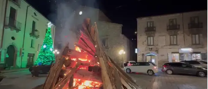 San Giovanni in Fiore, la tradizione della Focera illumina la notte di Natale\n