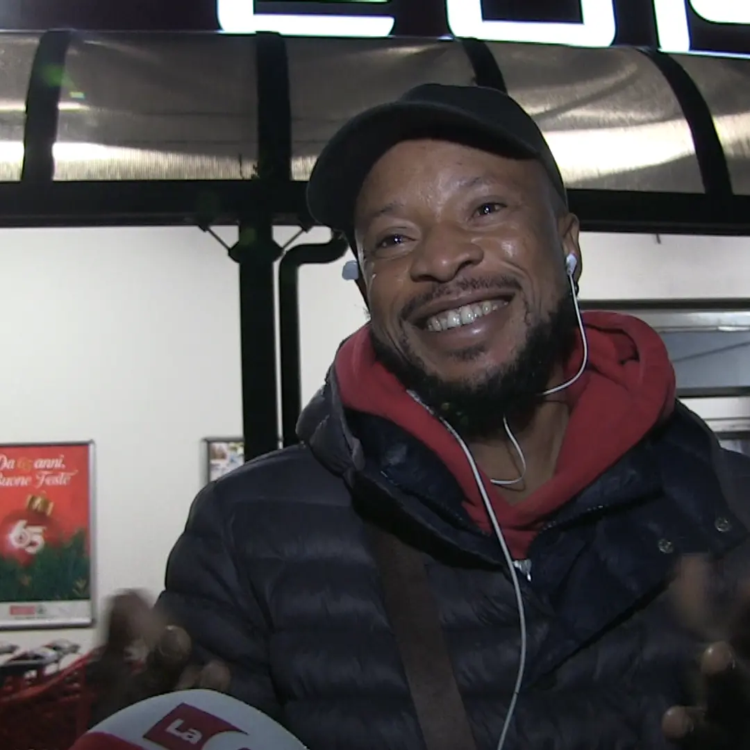 Una piccola storia di Natale: il sorriso del migrante che accoglie i clienti del supermercato vicino all’ospedale di Vibo\n