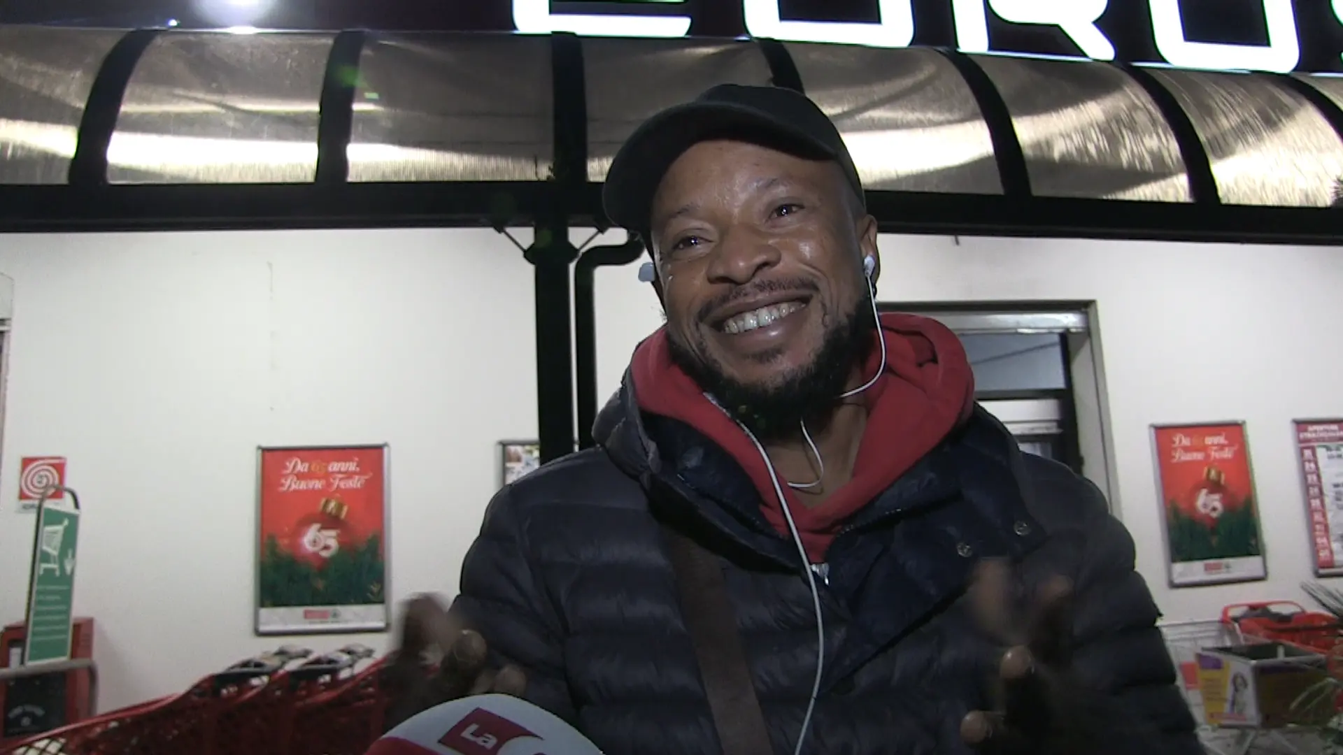 Una piccola storia di Natale: il sorriso del migrante che accoglie i clienti del supermercato vicino all’ospedale di Vibo\n