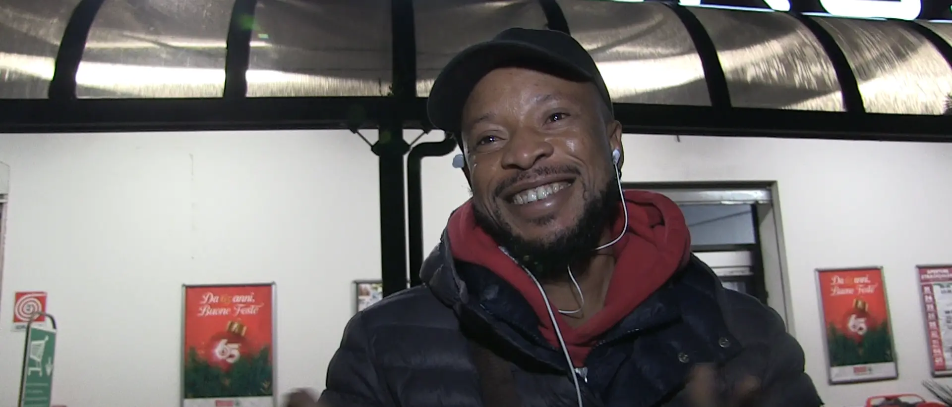 Una piccola storia di Natale: il sorriso del migrante che accoglie i clienti del supermercato vicino all’ospedale di Vibo\n