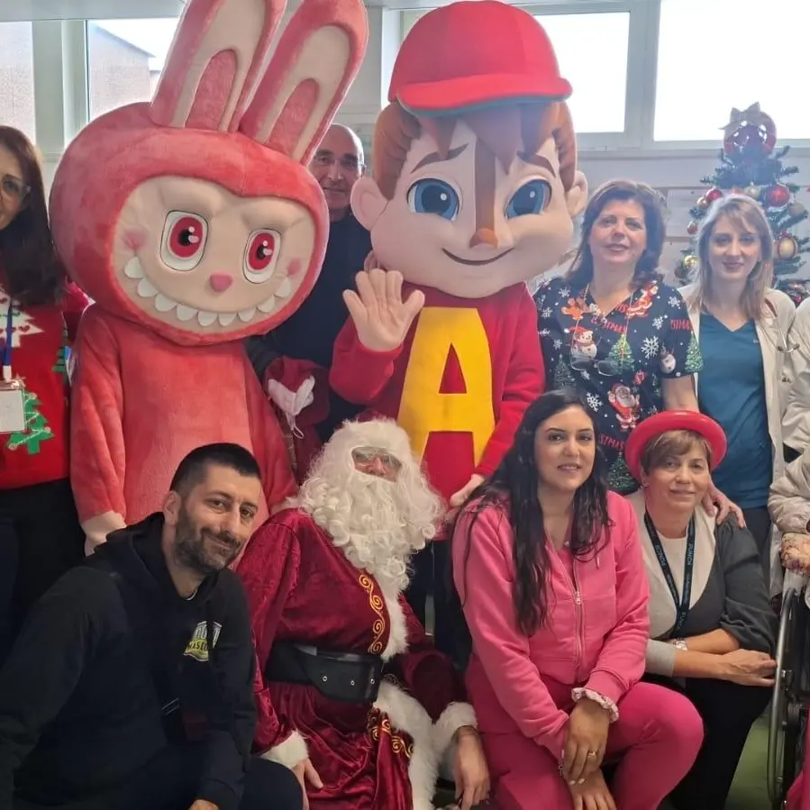 Un Natale che entra in corsia: sorrisi e abbracci per i bambini del GOM\n