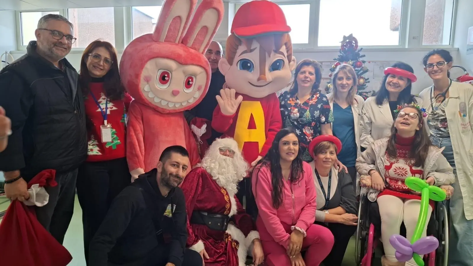 Un Natale che entra in corsia: sorrisi e abbracci per i bambini del GOM\n