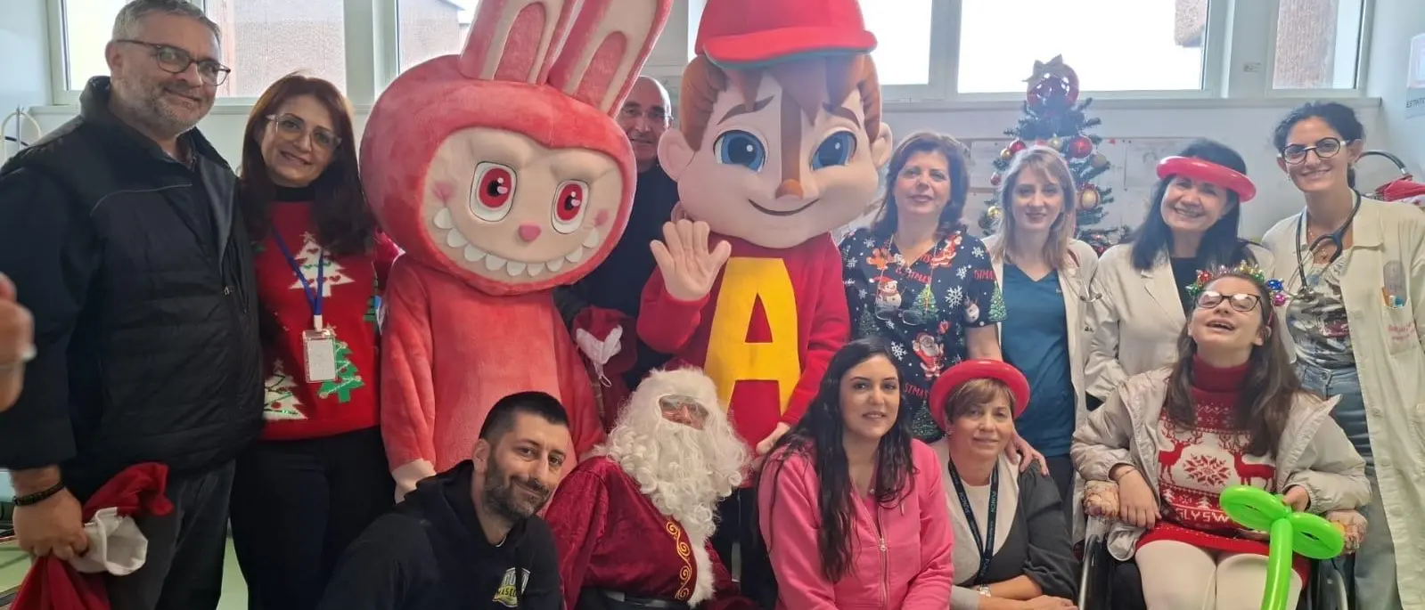 Un Natale che entra in corsia: sorrisi e abbracci per i bambini del GOM\n