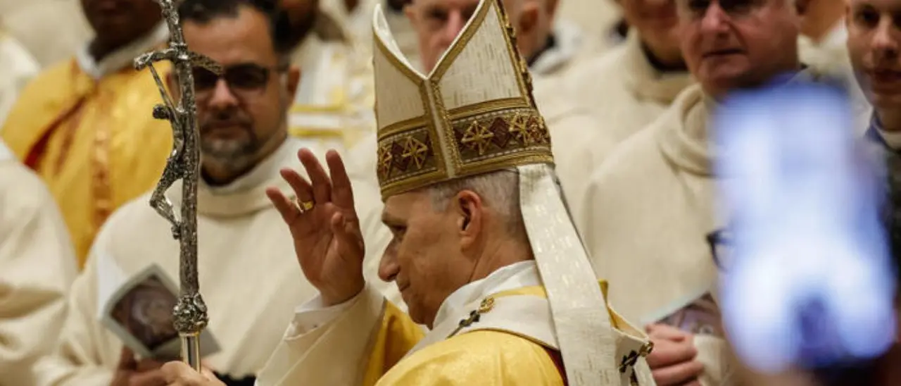 Leone XIV durante la messa della notte di Natale: «Un’economia distorta tratta gli uomini come merci»