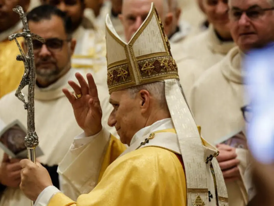 Leone XIV durante la messa della notte di Natale: «Un’economia distorta tratta gli uomini come merci»