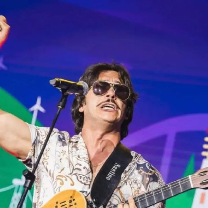 Santino Cardamone, il menestrello calabrese che fa ballare le piazze del sud Italia: «Il 2025 un anno meraviglioso»\n