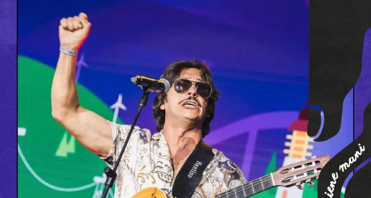 Santino Cardamone, il menestrello calabrese che fa ballare le piazze del sud Italia: «Il 2025 un anno meraviglioso»\n