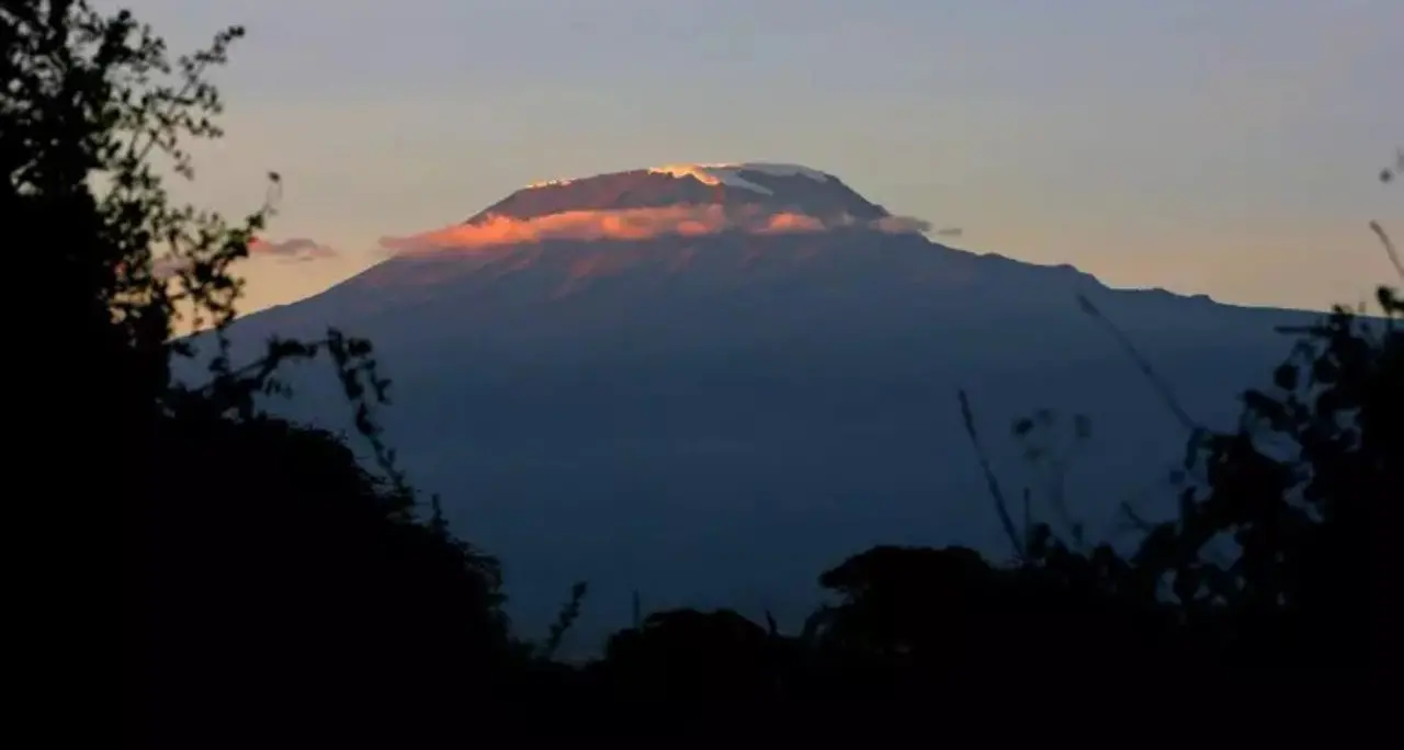 Elicottero precipita sul Kilimangiaro:\u00A05 morti,\u00A0anche due turisti\n