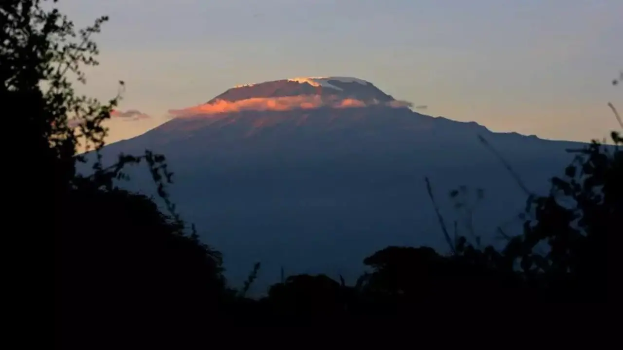 Elicottero precipita sul Kilimangiaro:\u00A05 morti,\u00A0anche due turisti\n