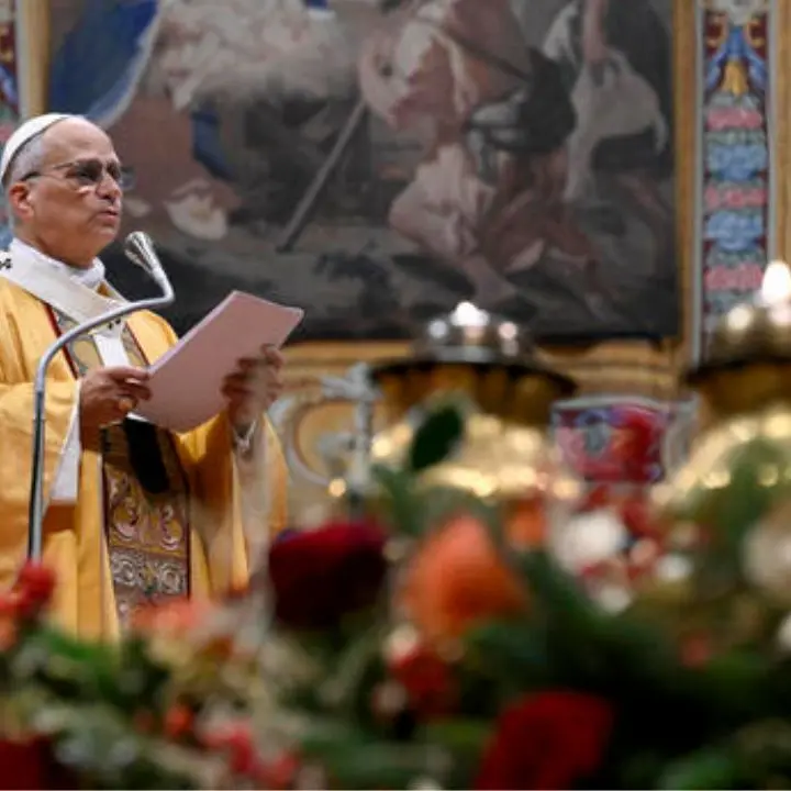 Leone XIV celebra la messa di Natale: «Dalle tende di Gaza ai giovani al fronte, l'umanità provata grida»\n
