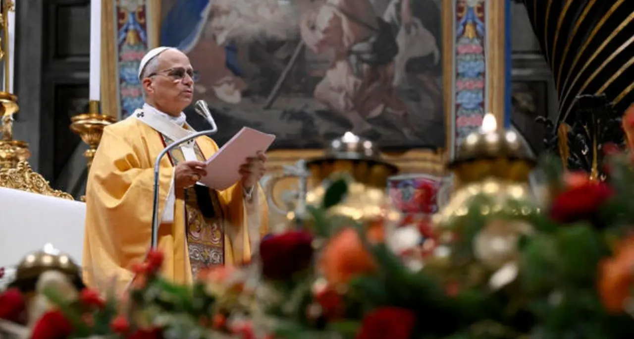 Leone XIV celebra la messa di Natale: «Dalle tende di Gaza ai giovani al fronte, l'umanità provata grida»\n