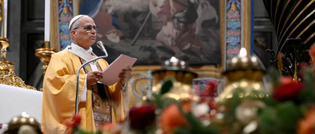 Leone XIV celebra la messa di Natale: «Dalle tende di Gaza ai giovani al fronte, l'umanità provata grida»\n