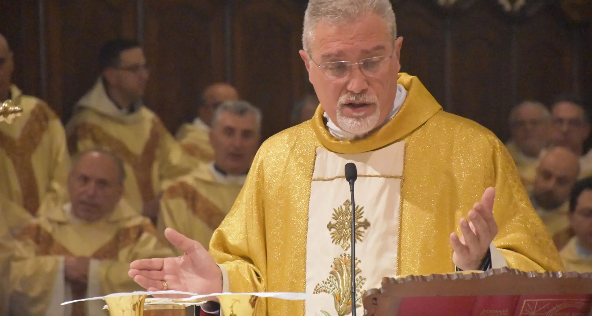 Il vescovo Nostro ricoverato a Catanzaro, la Diocesi raccolta in preghiera: «Tornerà presto nella sua Mileto»