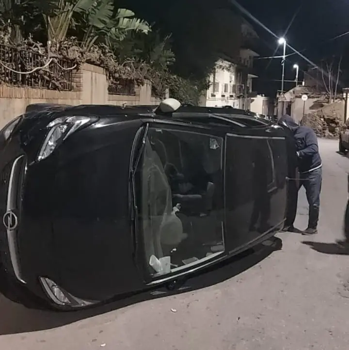 Reggio,\u00A0trentacinquenne ubriaca perde il controllo dell’auto e si ribalta\n