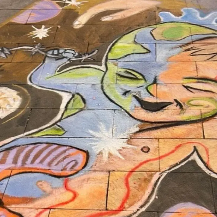 Il Bambino di Pietro sul corso di Cosenza: quando\u00A0l’arte di strada parla al cuore di una città\n