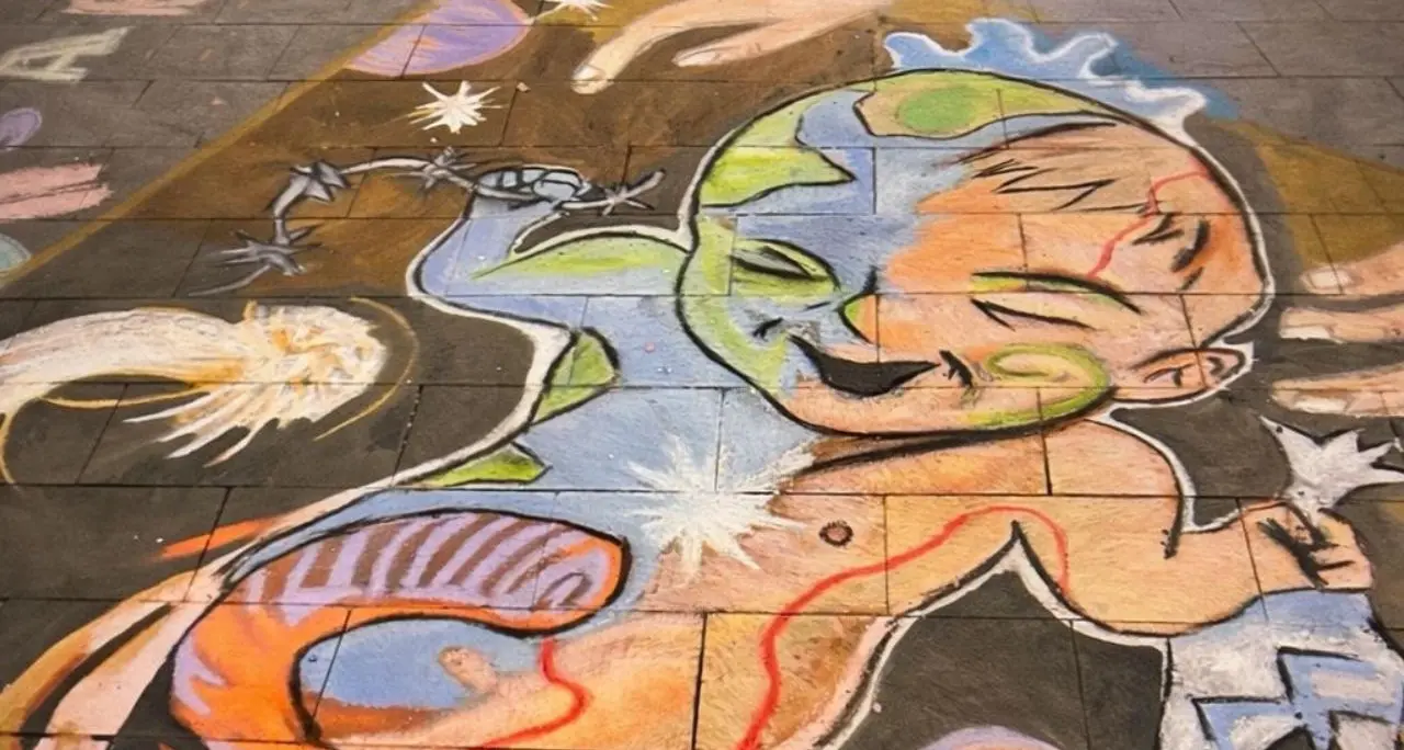 Il Bambino di Pietro sul corso di Cosenza: quando\u00A0l’arte di strada parla al cuore di una città\n