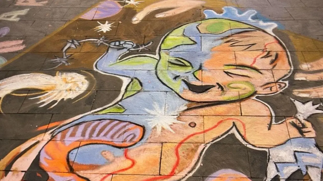 Il Bambino di Pietro sul corso di Cosenza: quando\u00A0l’arte di strada parla al cuore di una città\n