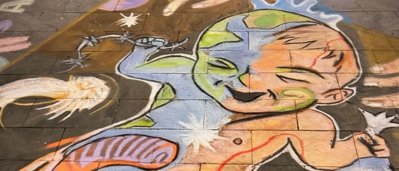 Il Bambino di Pietro sul corso di Cosenza: quando\u00A0l’arte di strada parla al cuore di una città\n