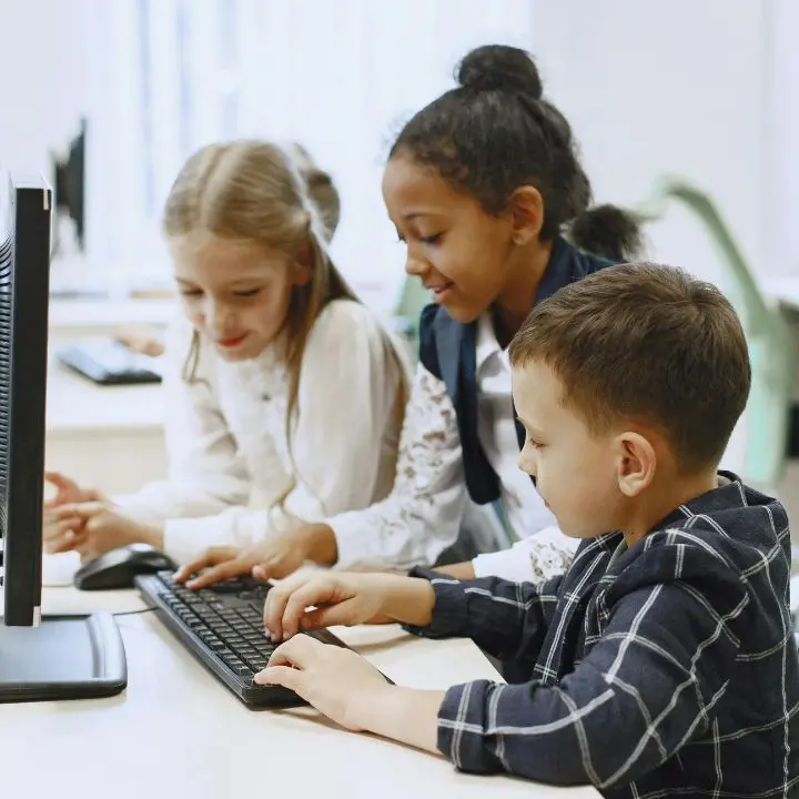 Intelligenza artificiale a scuola: quando il sapere rischia di diventare un algoritmo\n