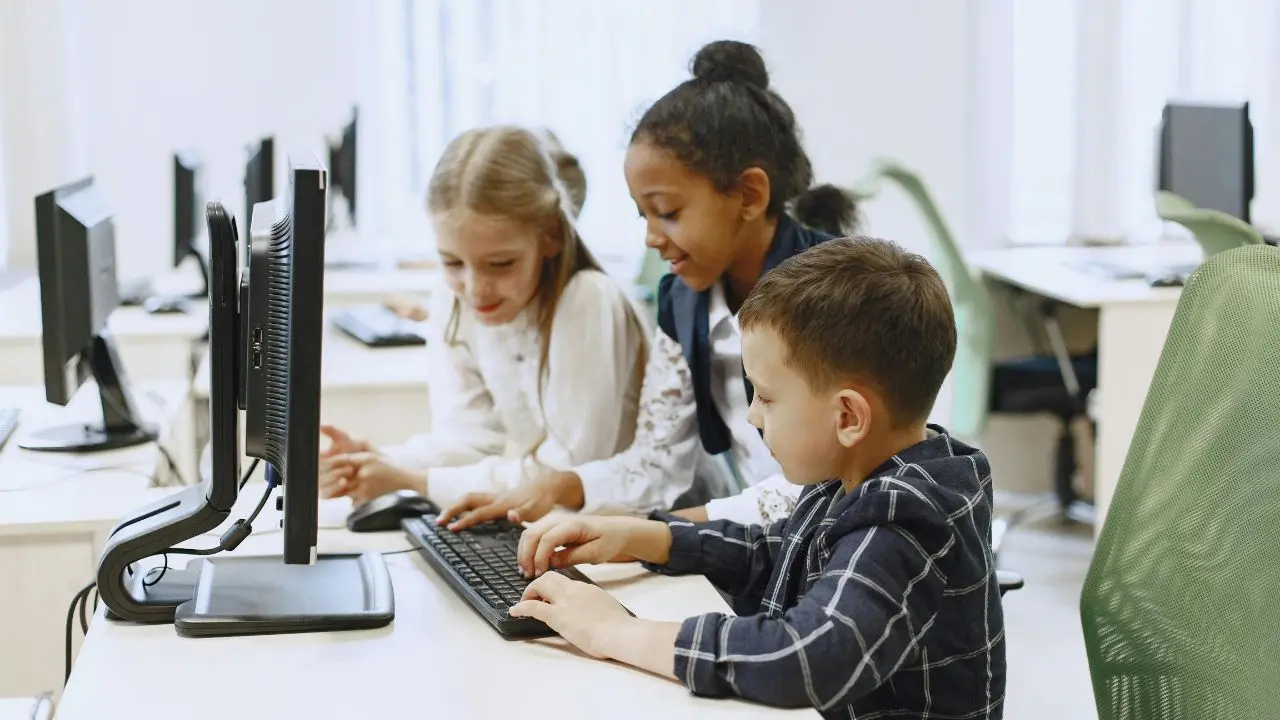 Intelligenza artificiale a scuola: quando il sapere rischia di diventare un algoritmo\n