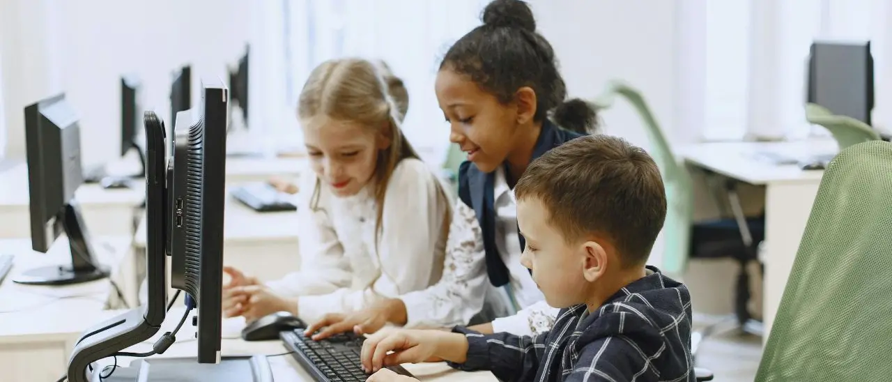 Intelligenza artificiale a scuola: quando il sapere rischia di diventare un algoritmo\n