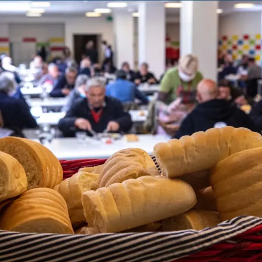 Milano, Natale in fila davanti al “Pane Quotidiano”. Anche il Nord soffre, mentre al Sud le difficoltà delle famiglie sono sempre più gravi\n