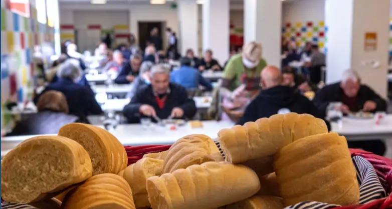 Milano, Natale in fila davanti al “Pane Quotidiano”. Anche il Nord soffre, mentre al Sud le difficoltà delle famiglie sono sempre più gravi\n