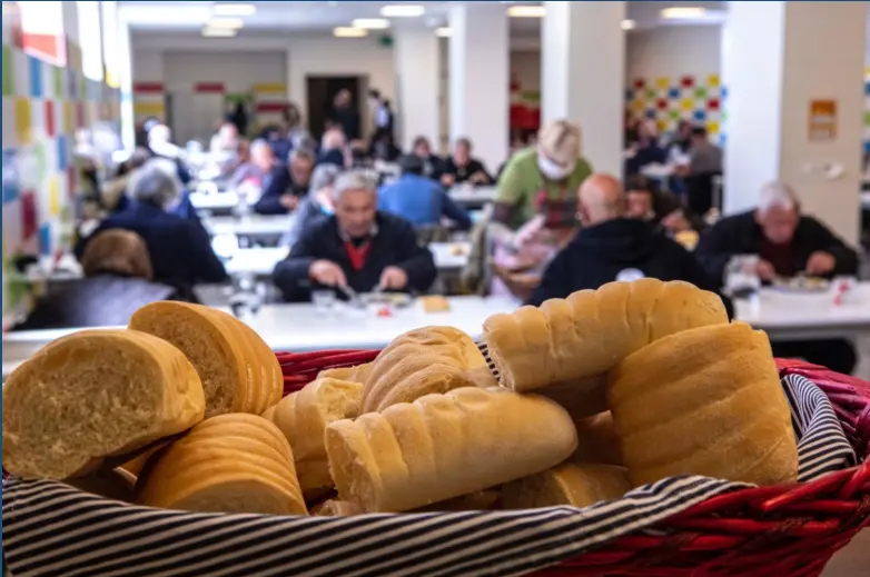 Milano, Natale in fila davanti al “Pane Quotidiano”. Anche il Nord soffre, mentre al Sud le difficoltà delle famiglie sono sempre più gravi\n