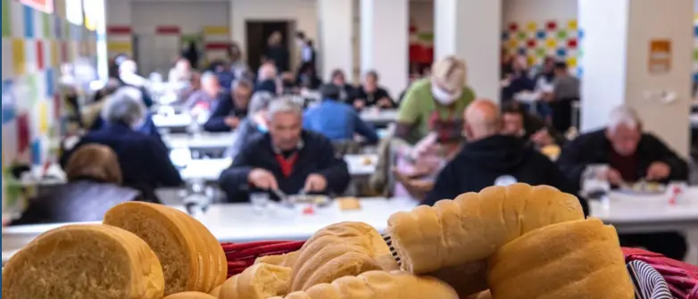 Milano, Natale in fila davanti al “Pane Quotidiano”. Anche il Nord soffre, mentre al Sud le difficoltà delle famiglie sono sempre più gravi\n