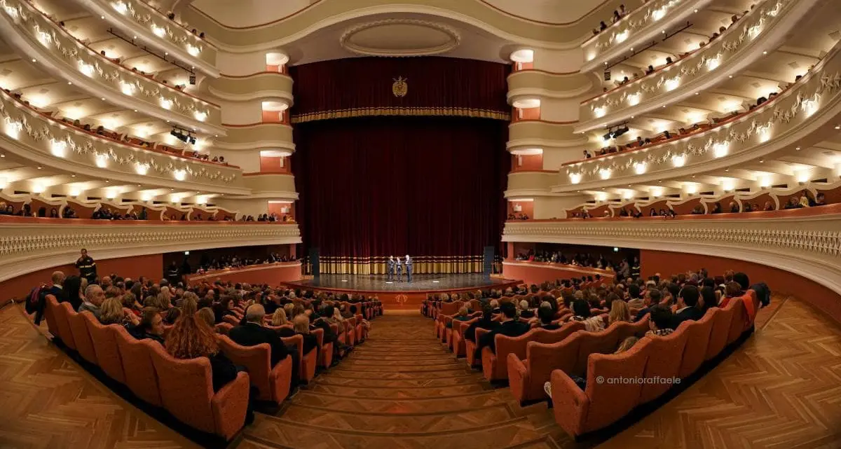 Il Politeama apre le sue porte: al via le visite guidate drammatizzate all’interno del teatro\n