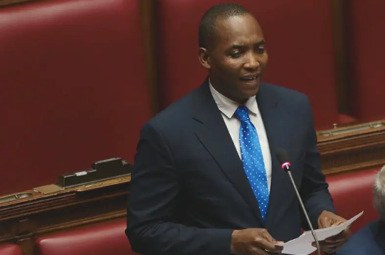 Caso Soumahoro, quando la politica rinuncia a sé stessa: indignazione, personalismi e crisi della rappresentanza\n